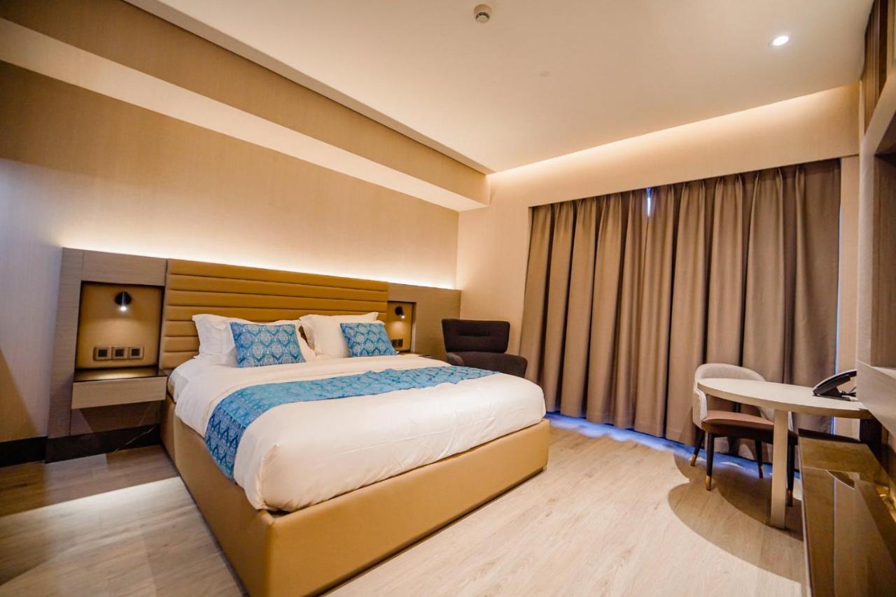 Bayprime Hotel Paranaque City ภายนอก รูปภาพ